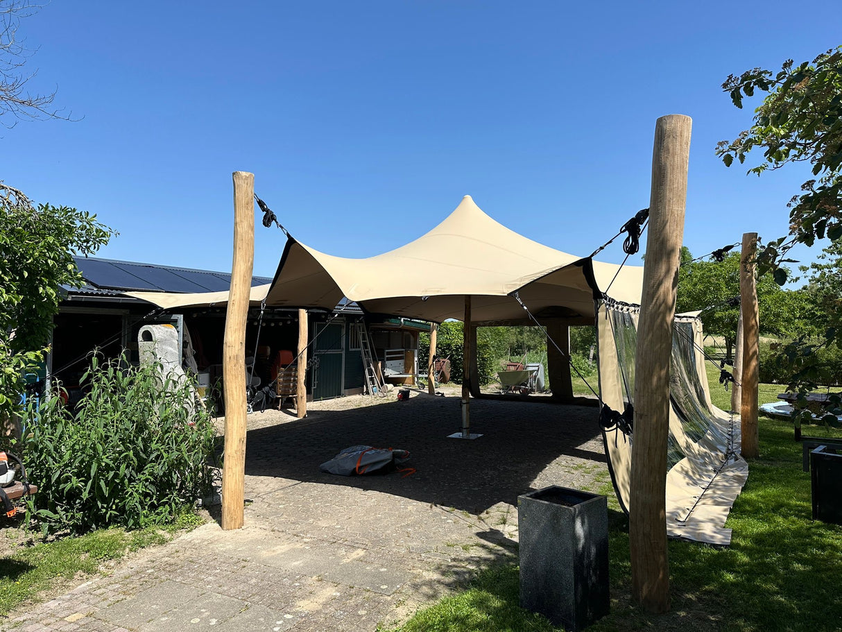 Feste Robinienstange an einem Stretchzelt