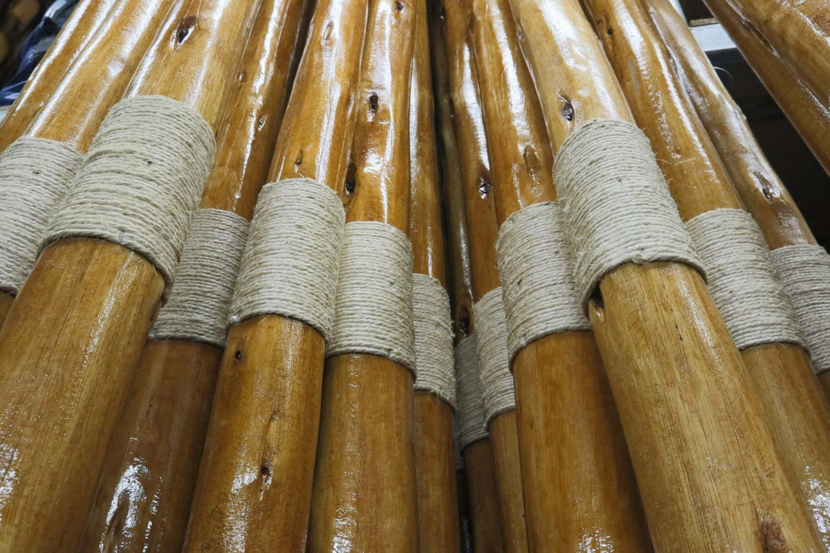 Gelakte eucalyptus tentpalen voor een stretchtent