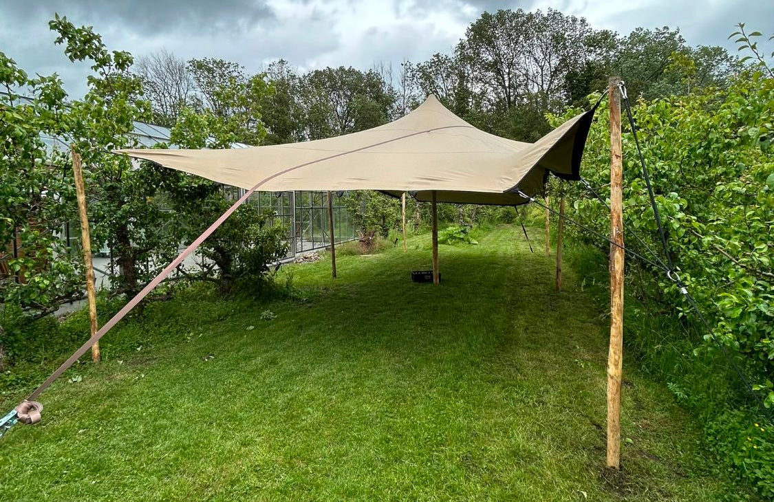 stretchtent-met-kastanje-palen-boomgaard