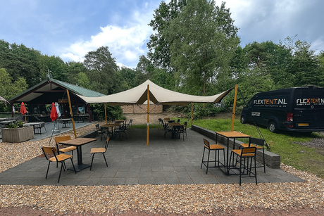 Stretchtent in de tuin 5 x 7.50